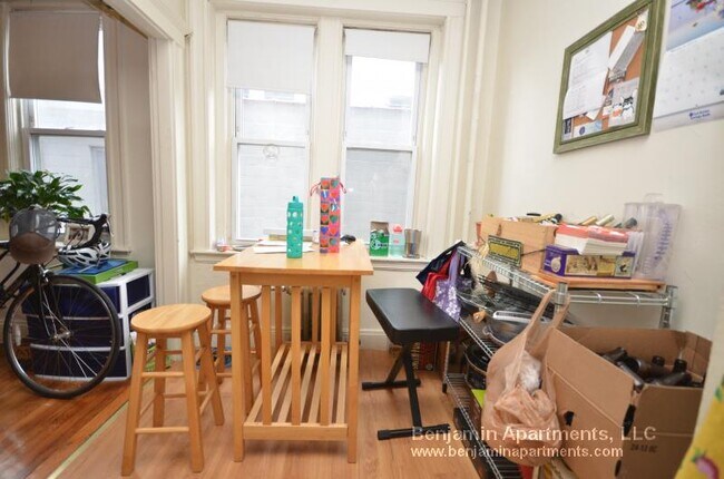 1162 Boylston St, Unit 6 in Boston College, MA - Building Photo - Building Photo