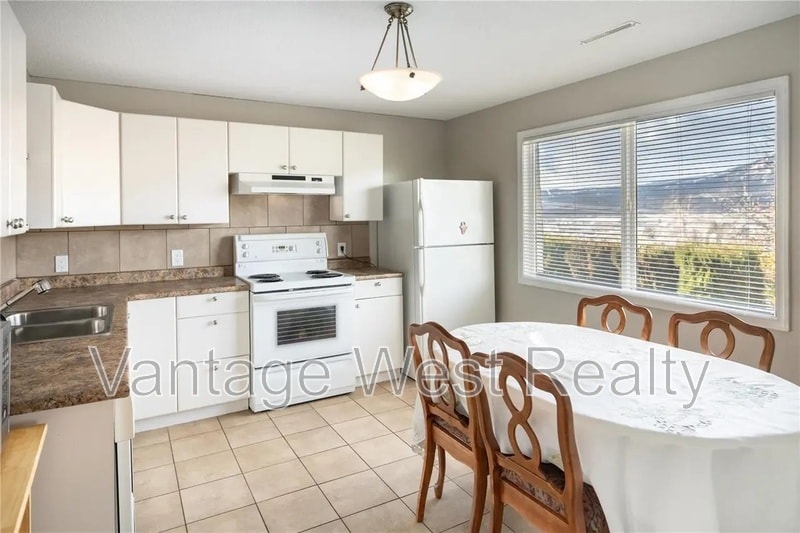 2450 Collingwood Rd in West Kelowna, BC - Building Photo