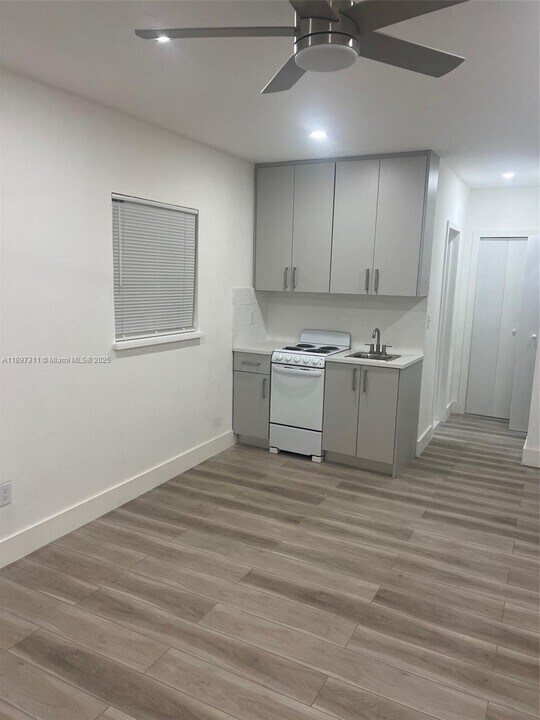 2181 NE 167th St in North Miami Beach, FL - Foto de edificio