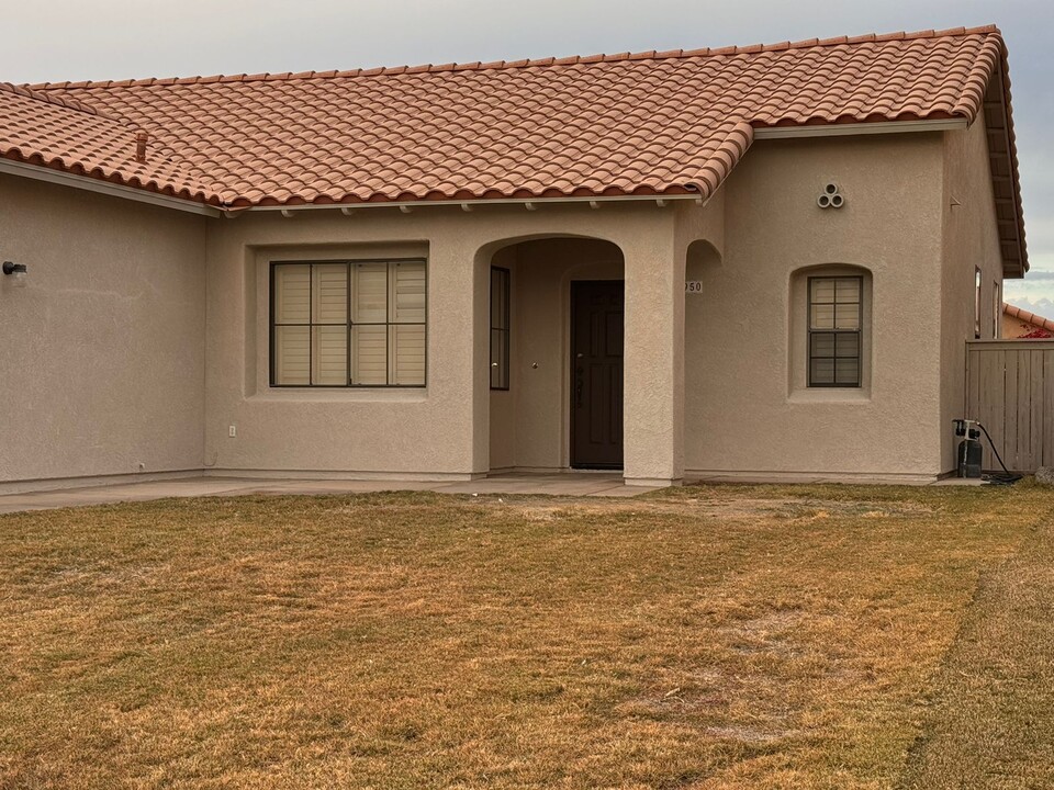 950 Jacaranda Dr in El Centro, CA - Foto de edificio