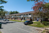 Bloomfield Village in Bloomfield, CT - Foto de edificio - Building Photo