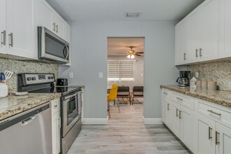 1051 SW 32nd Ct in Fort Lauderdale, FL - Foto de edificio - Building Photo