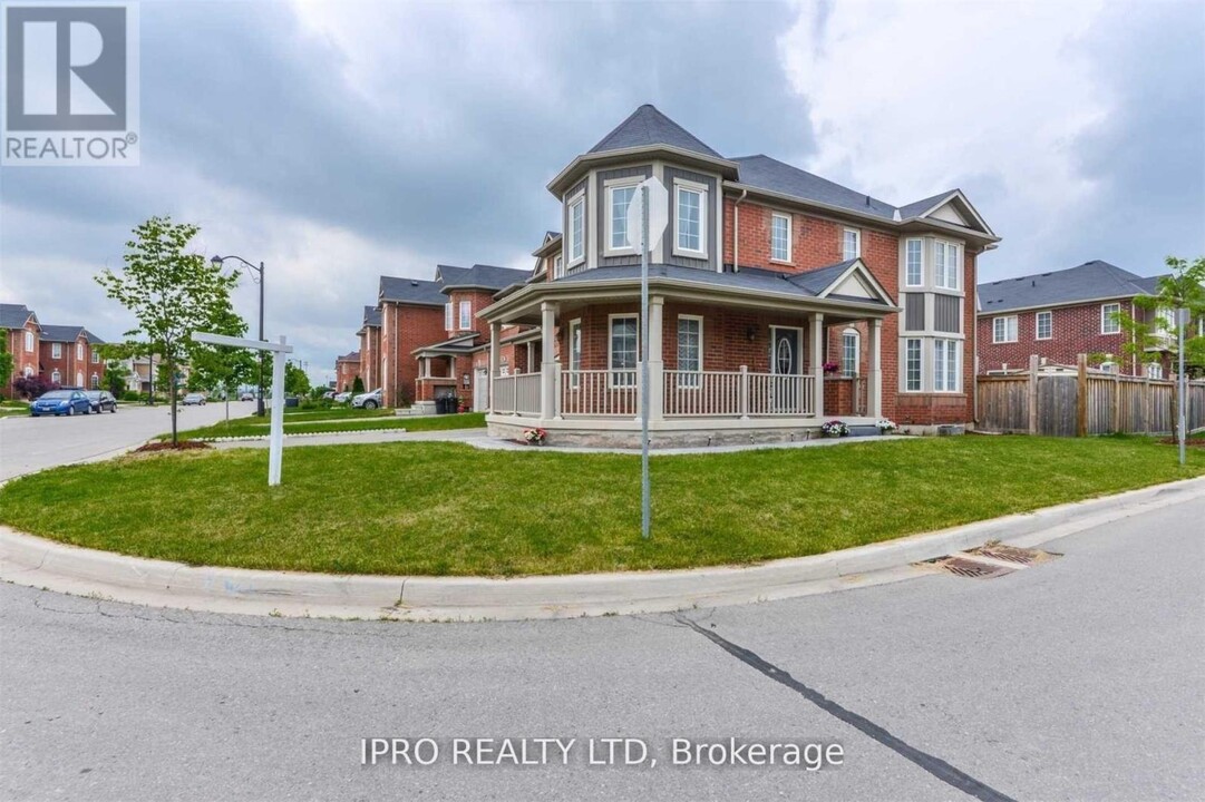 1039 Diefenbaker St in Milton, ON - Building Photo