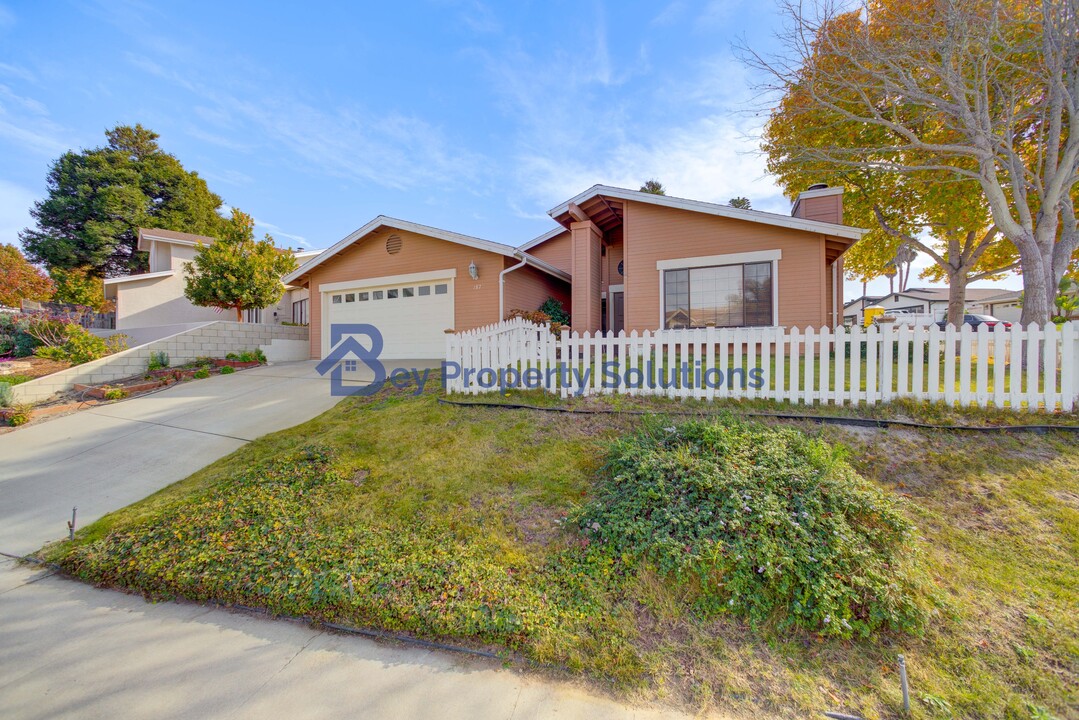 187 Valley View Dr in Pismo Beach, CA - Foto de edificio