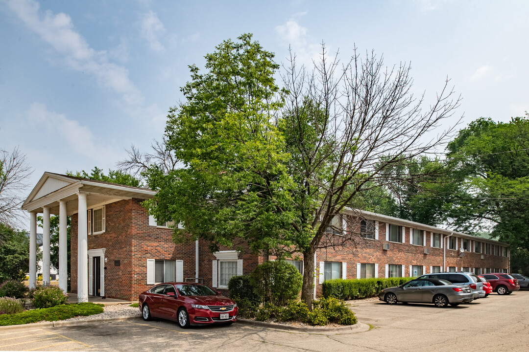 Colonial Apartments in Monona, WI - Foto de edificio