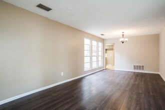 1413 Dolphin St in Orange Park, FL - Foto de edificio - Building Photo