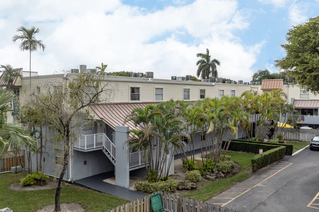 Sunwood Condominium in Miami, FL - Building Photo