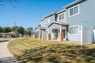 Sibley Village Townhomes in Mankato, MN - Foto de edificio - Building Photo