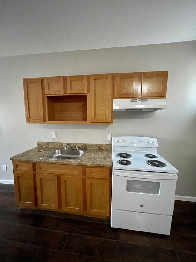 property at 908 E Schiller St