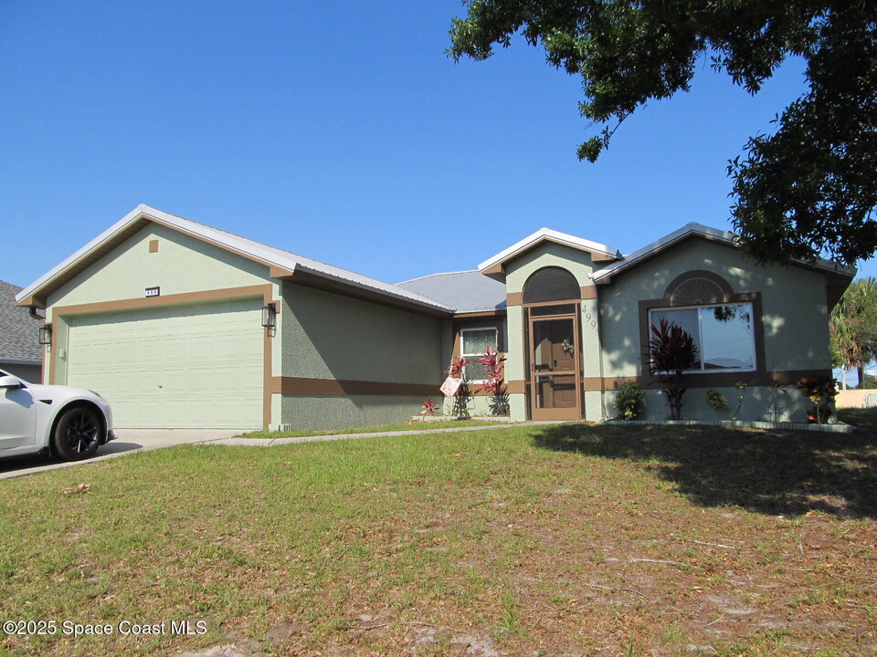499 Alesio Ave SE in Palm Bay, FL - Foto de edificio