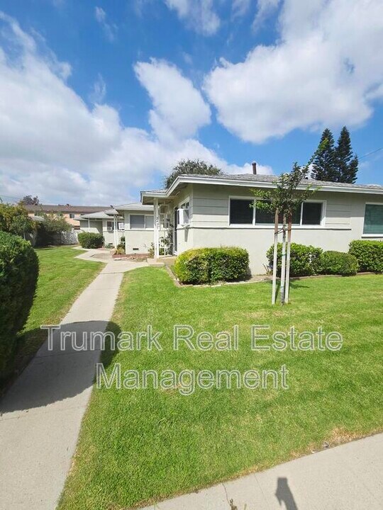 2427 N Brighton St in Burbank, CA - Building Photo
