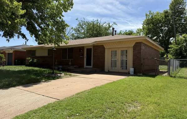 property at 2405 S Mansfield St