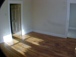 16 Newton St, Unit 2 in Waltham, MA - Foto de edificio - Building Photo