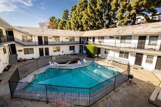 7044 Lanewood Ave in Los Angeles, CA - Foto de edificio - Building Photo