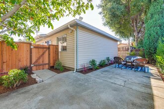 802 Calderon Ave in Mountain View, CA - Building Photo - Building Photo