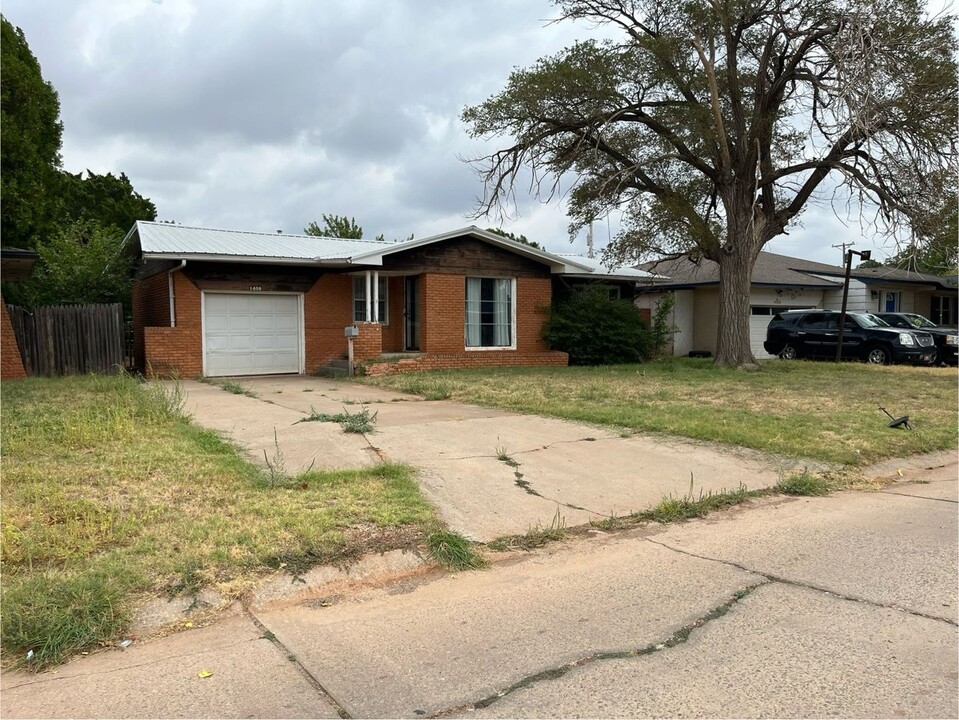 1408 N Park Ave in Altus, OK - Foto de edificio