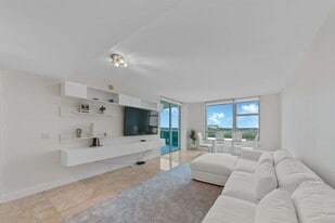 2641 N Flamingo Rd in Sunrise, FL - Building Photo