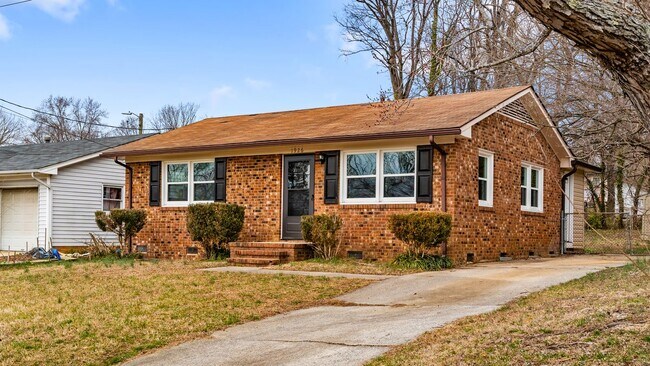 1926 Lynette Dr in Greensboro, NC - Building Photo - Building Photo