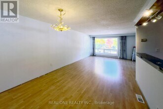 27 Tuscarora Dr in Toronto, ON - Building Photo - Building Photo