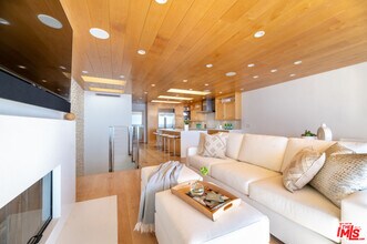 11950 S Beach Club Way in Malibu, CA - Building Photo - Building Photo