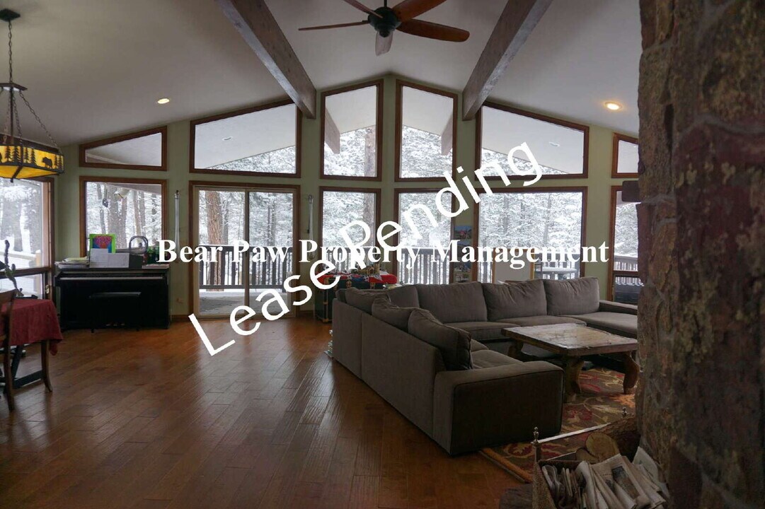 33550 Woodland Dr in Evergreen, CO - Foto de edificio