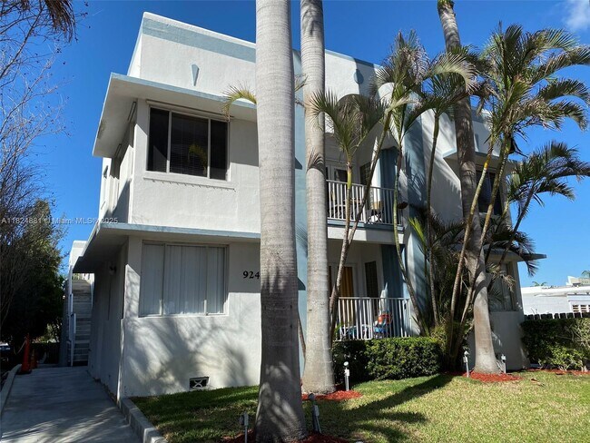 9248 Collins Ave in Surfside, FL - Building Photo - Building Photo