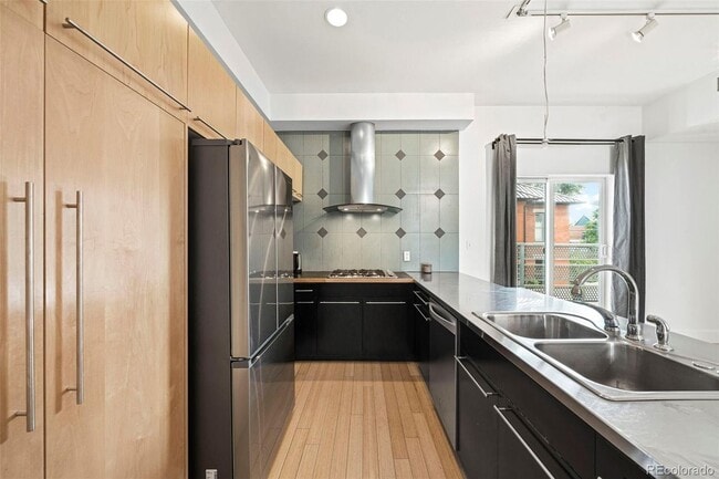 property at 2400 Champa St