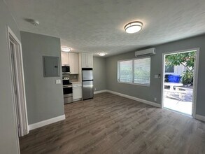Seagrape One Apartments LLC in Lauderdale-by-the-Sea, FL - Foto de edificio - Interior Photo
