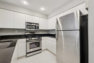 302 Nelson Ct in Edgewater, NJ - Building Photo - Building Photo