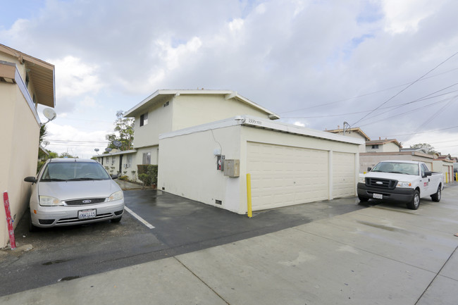 1335 Baker St in Costa Mesa, CA - Building Photo - Building Photo