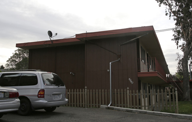 4040 Quigley St in Oakland, CA - Foto de edificio - Building Photo