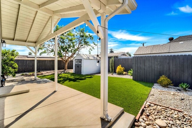7963 Nichals St in Lemon Grove, CA - Foto de edificio - Building Photo