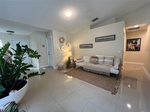 863 San Remo Dr in Weston, FL - Building Photo - Building Photo