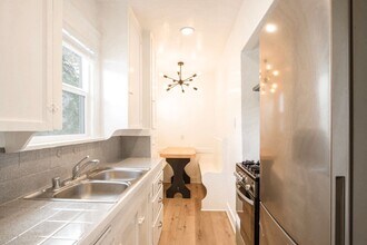 2008-2012 S. Strongs Dr in Los Angeles, CA - Building Photo - Interior Photo