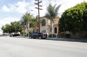 422 S Lake St in Burbank, CA - Building Photo - Building Photo