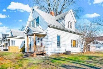 102 N Cedar Ave in West Peoria, IL - Building Photo - Building Photo