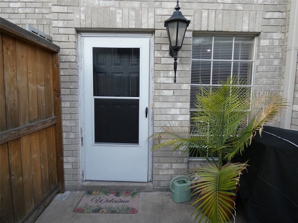 3780 Tanglewilde St in Houston, TX - Building Photo