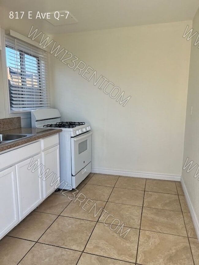 817 E Ave Q-7 in Palmdale, CA - Building Photo - Building Photo