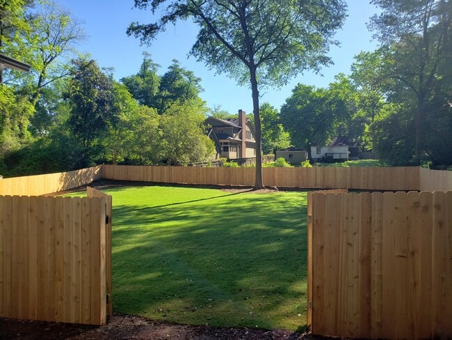 1102 Greenbriar Cir in Decatur, GA - Building Photo - Building Photo