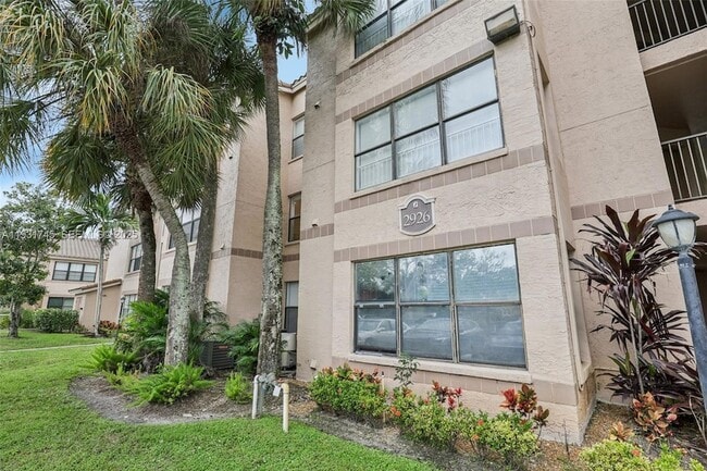 2926 S University Dr in Davie, FL - Foto de edificio - Building Photo