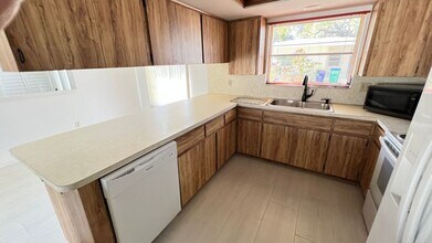 10548 86th Ave N in Seminole, FL - Foto de edificio - Building Photo