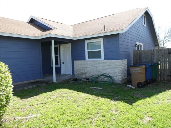 8705 Pineridge Dr in Austin, TX - Building Photo - Building Photo