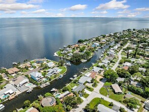 3596 Beach Dr SE in St. Petersburg, FL - Foto de edificio - Building Photo