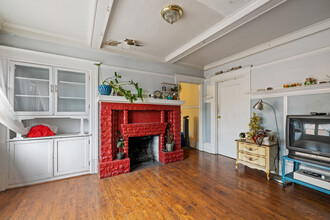 939 W MacArthur Blvd in Oakland, CA - Building Photo - Interior Photo