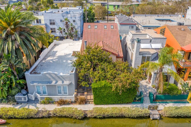 439 Carroll Canal in Venice, CA - Foto de edificio - Building Photo