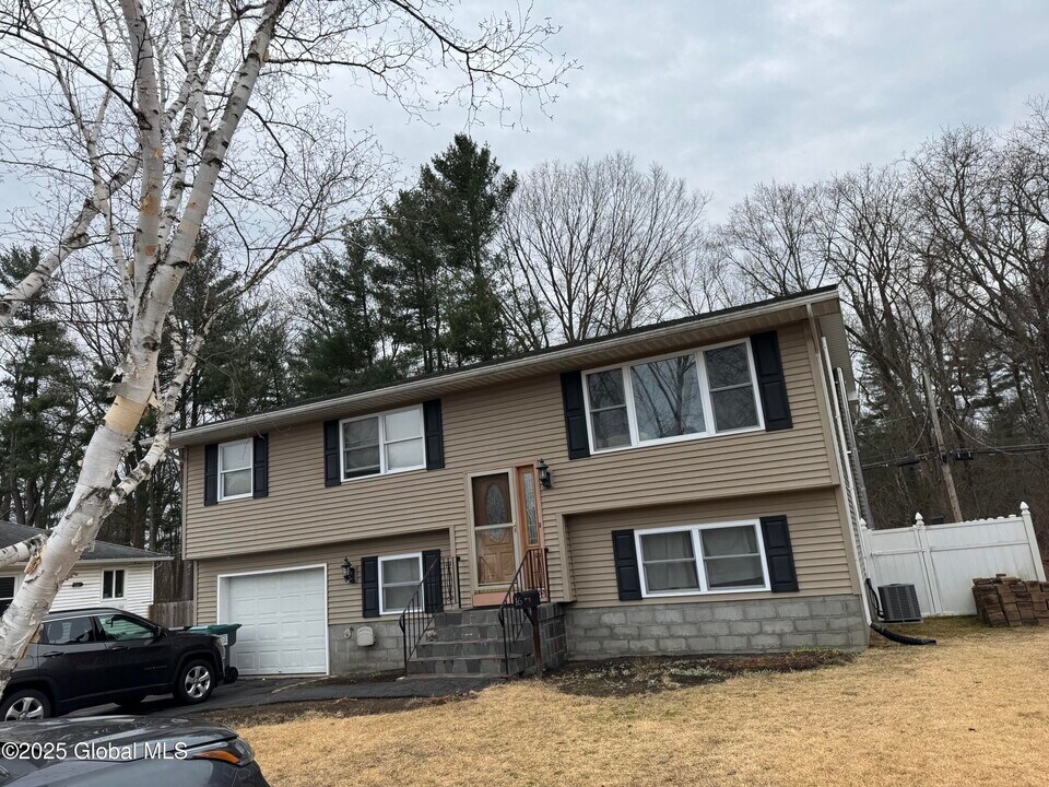 16 Hungerford Rd in Albany, NY - Building Photo