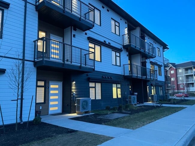 320 Mills Rd in Kelowna, BC - Building Photo - Building Photo