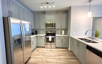 220 Sandy Springs Cir in Atlanta, GA - Foto de edificio - Building Photo