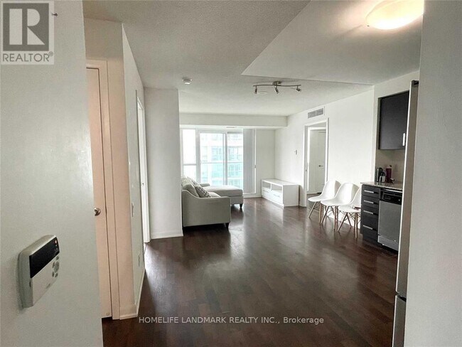 17 Anndale Dr in Toronto, ON - Building Photo - Building Photo