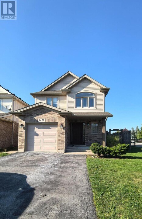 8429 Kelsey Cres in Niagara Falls, ON - Building Photo